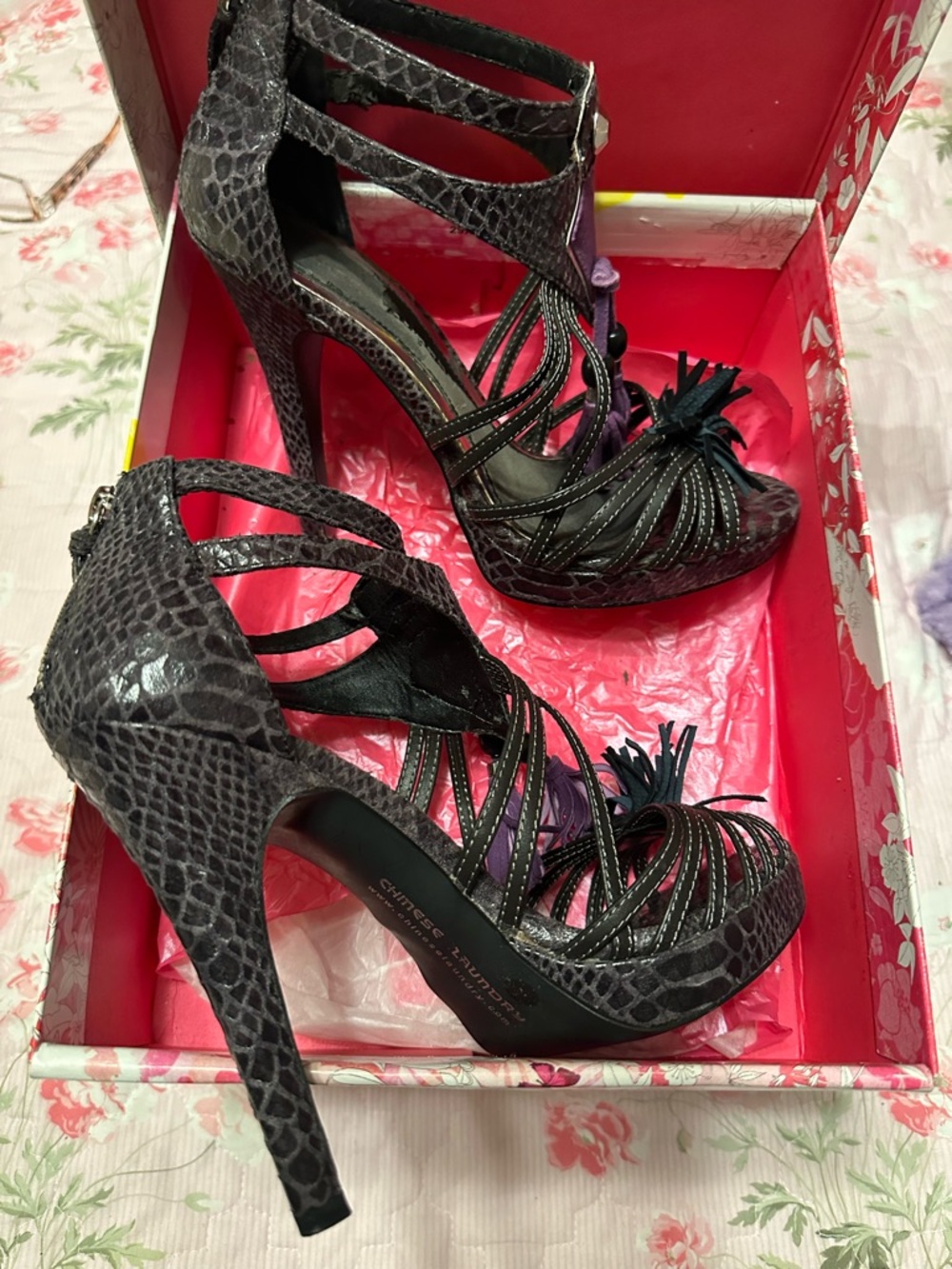 Chinese Laundry 💜 Black Strappy Heeled Sandals with Purple Tassel Accent Sz 8